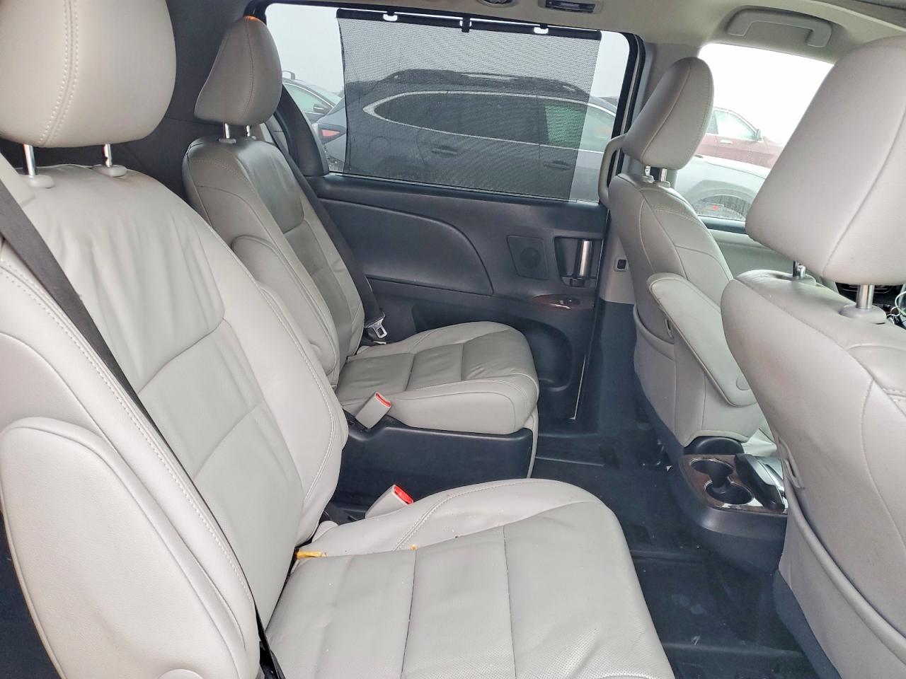 2015 TOYOTA SIENNA XLE photo 11
