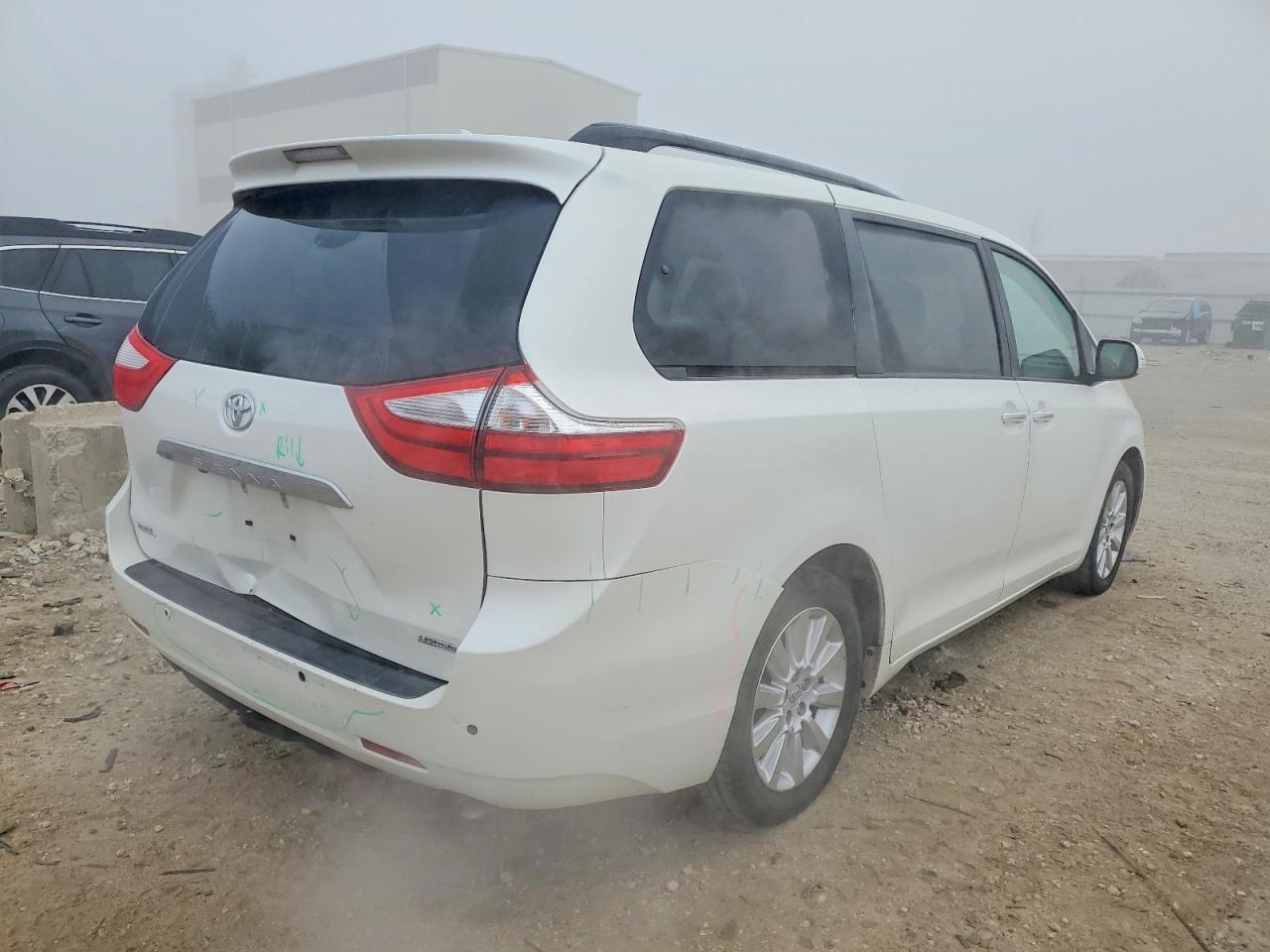 2015 TOYOTA SIENNA XLE photo 3