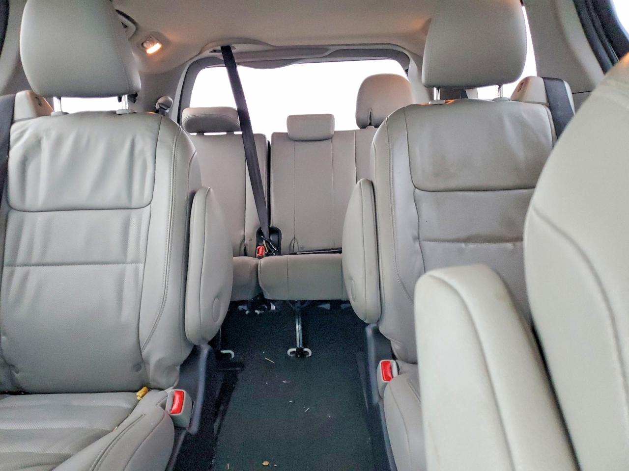 2015 TOYOTA SIENNA XLE photo 10