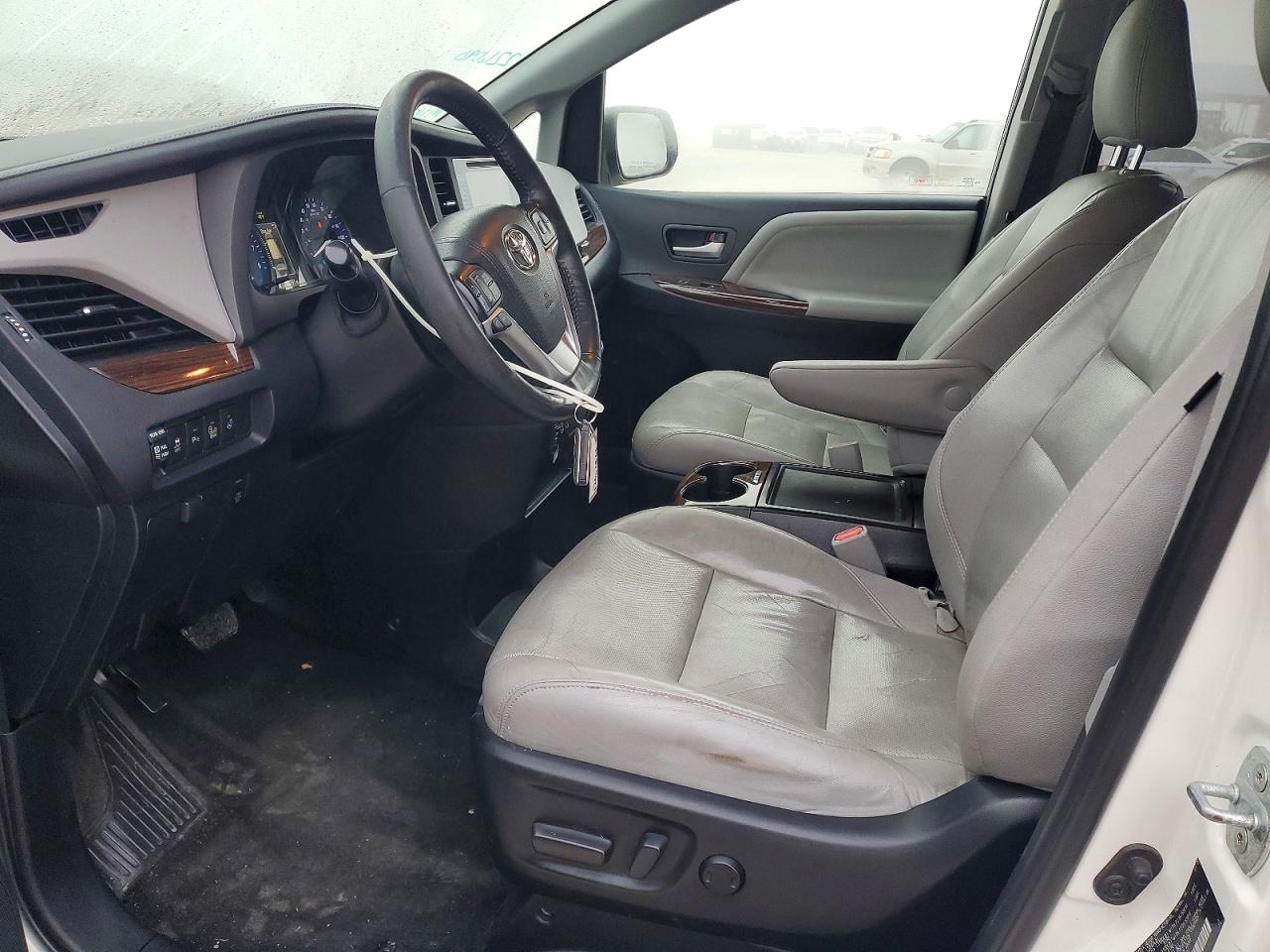 2015 TOYOTA SIENNA XLE photo 7