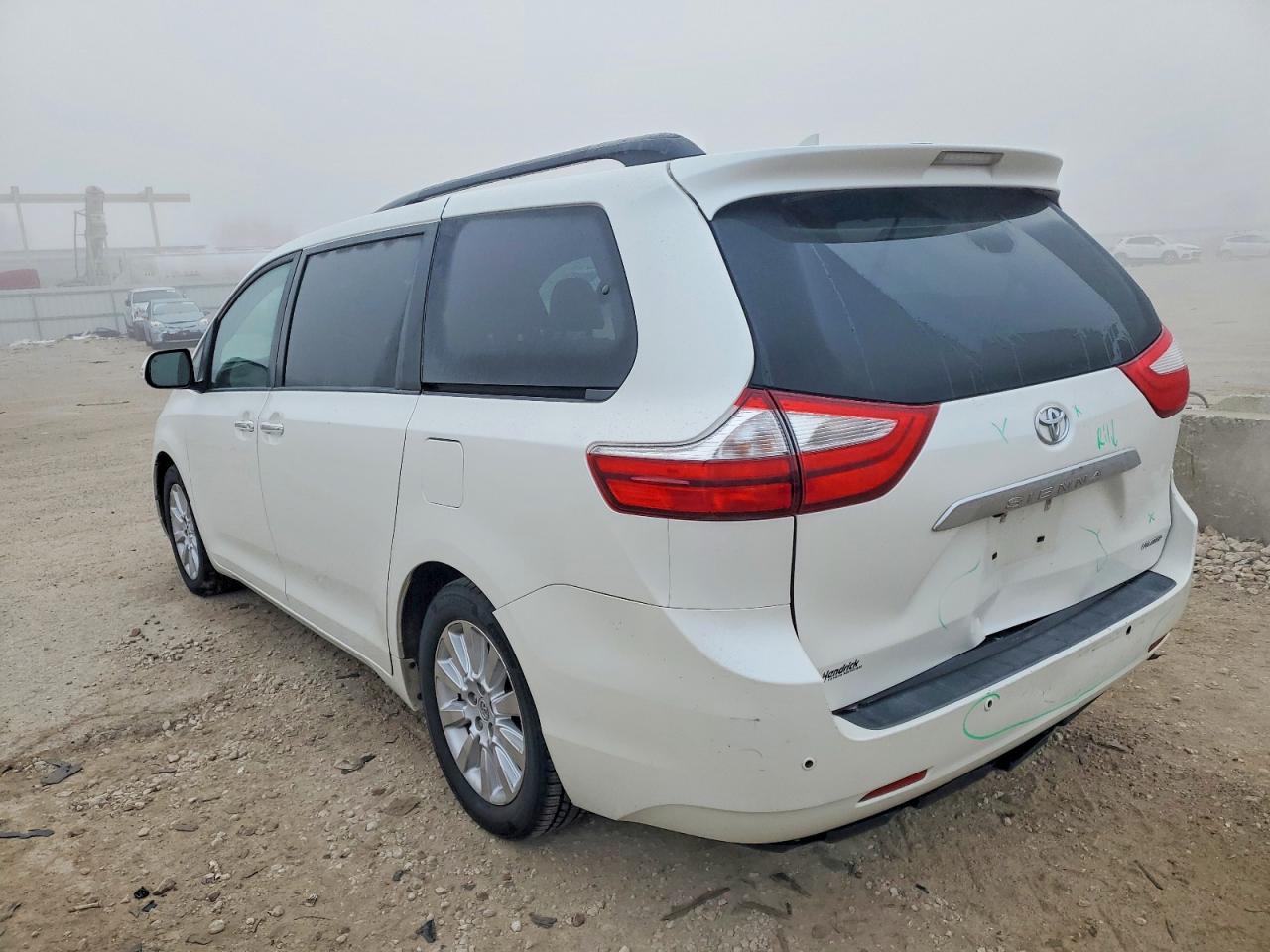 2015 TOYOTA SIENNA XLE photo 2