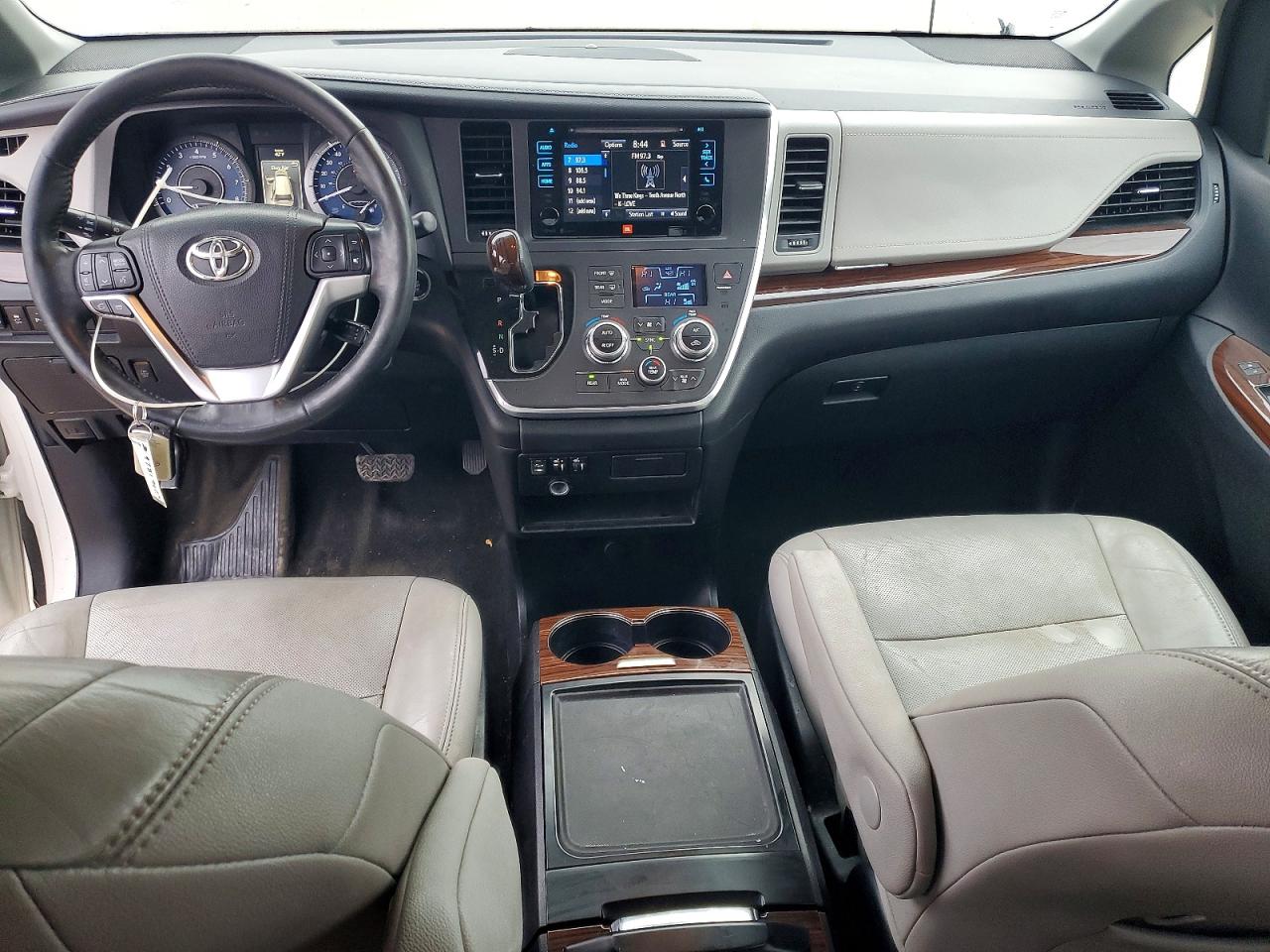 2015 TOYOTA SIENNA XLE photo 8