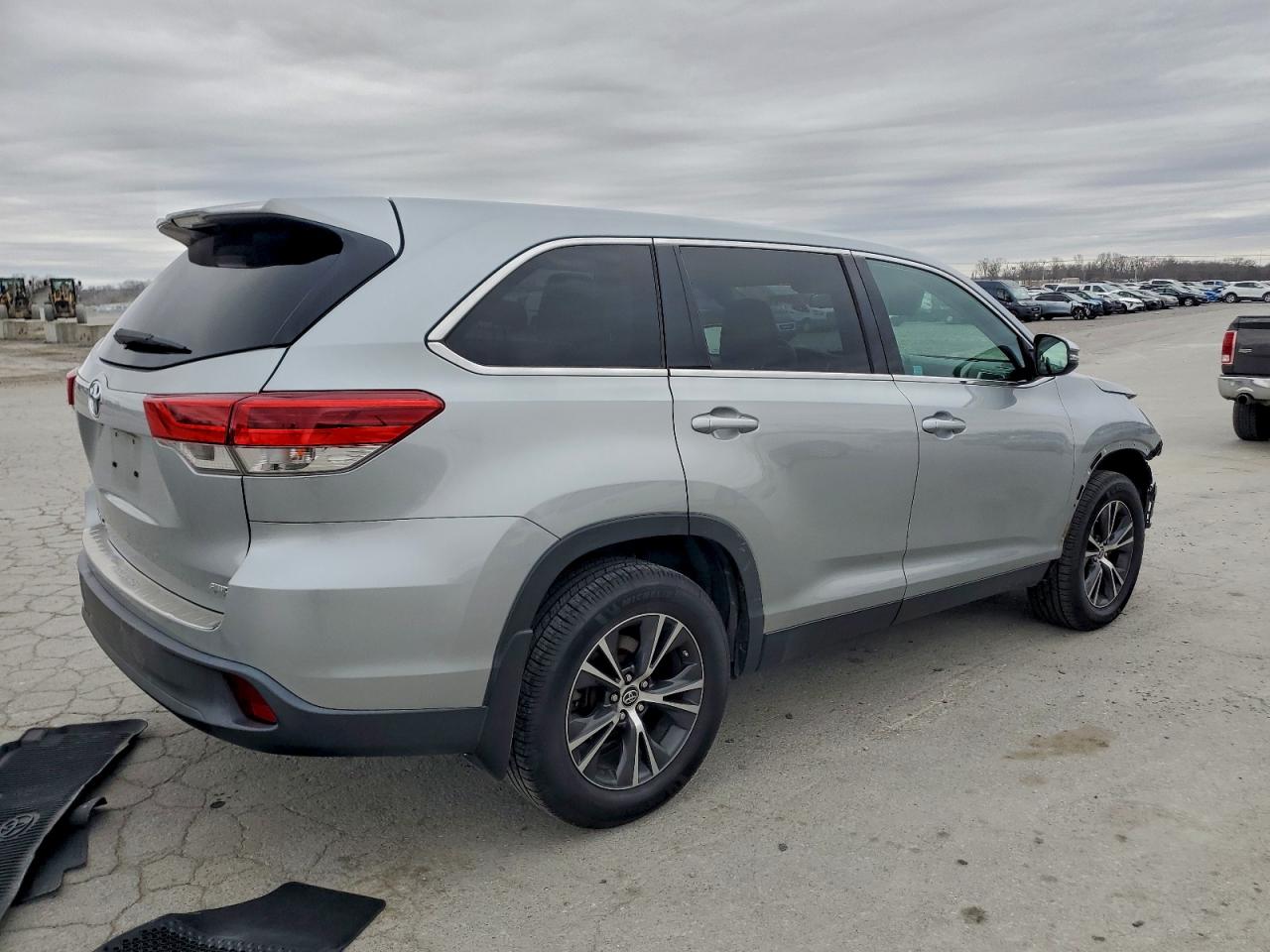 2019 TOYOTA HIGHLANDER LE photo 3
