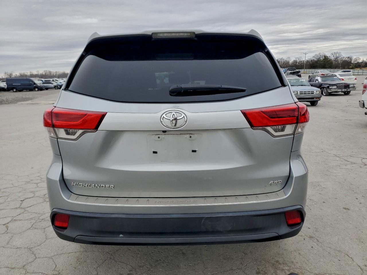 2019 TOYOTA HIGHLANDER LE photo 6