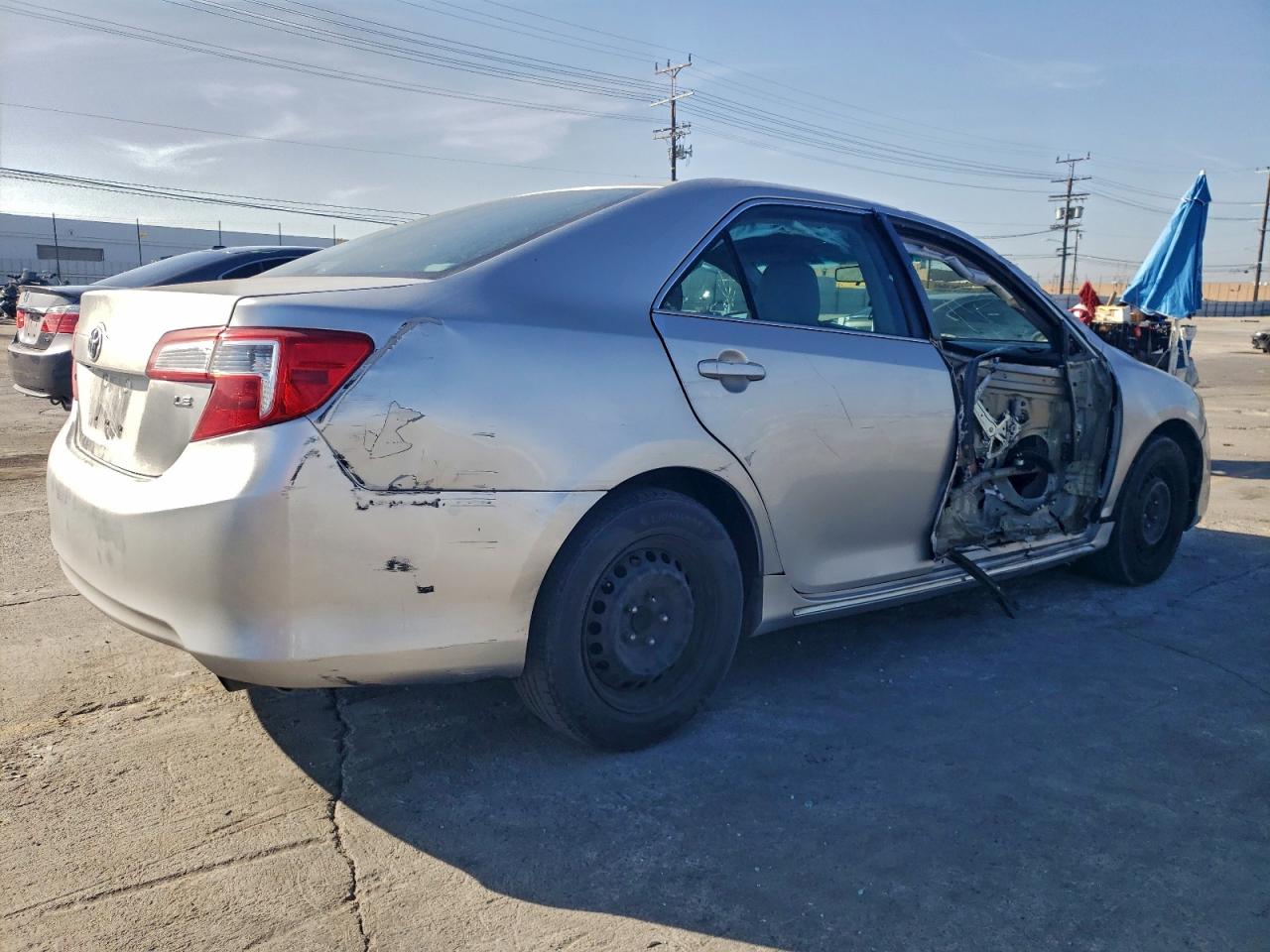 2014 TOYOTA CAMRY L photo 3