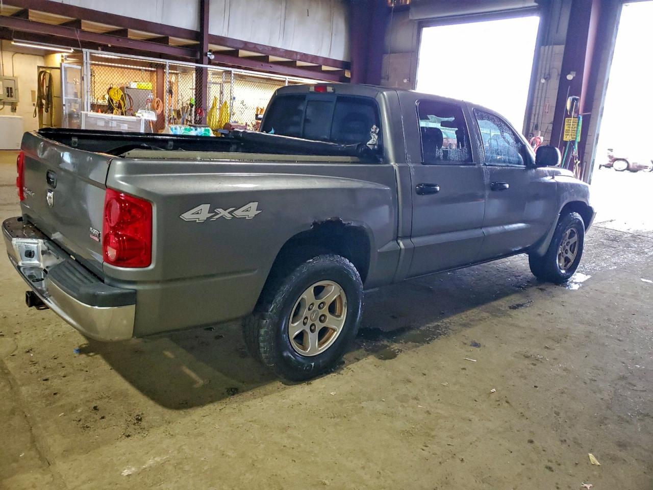 2005 DODGE DAKOTA QUAD SLT photo 3