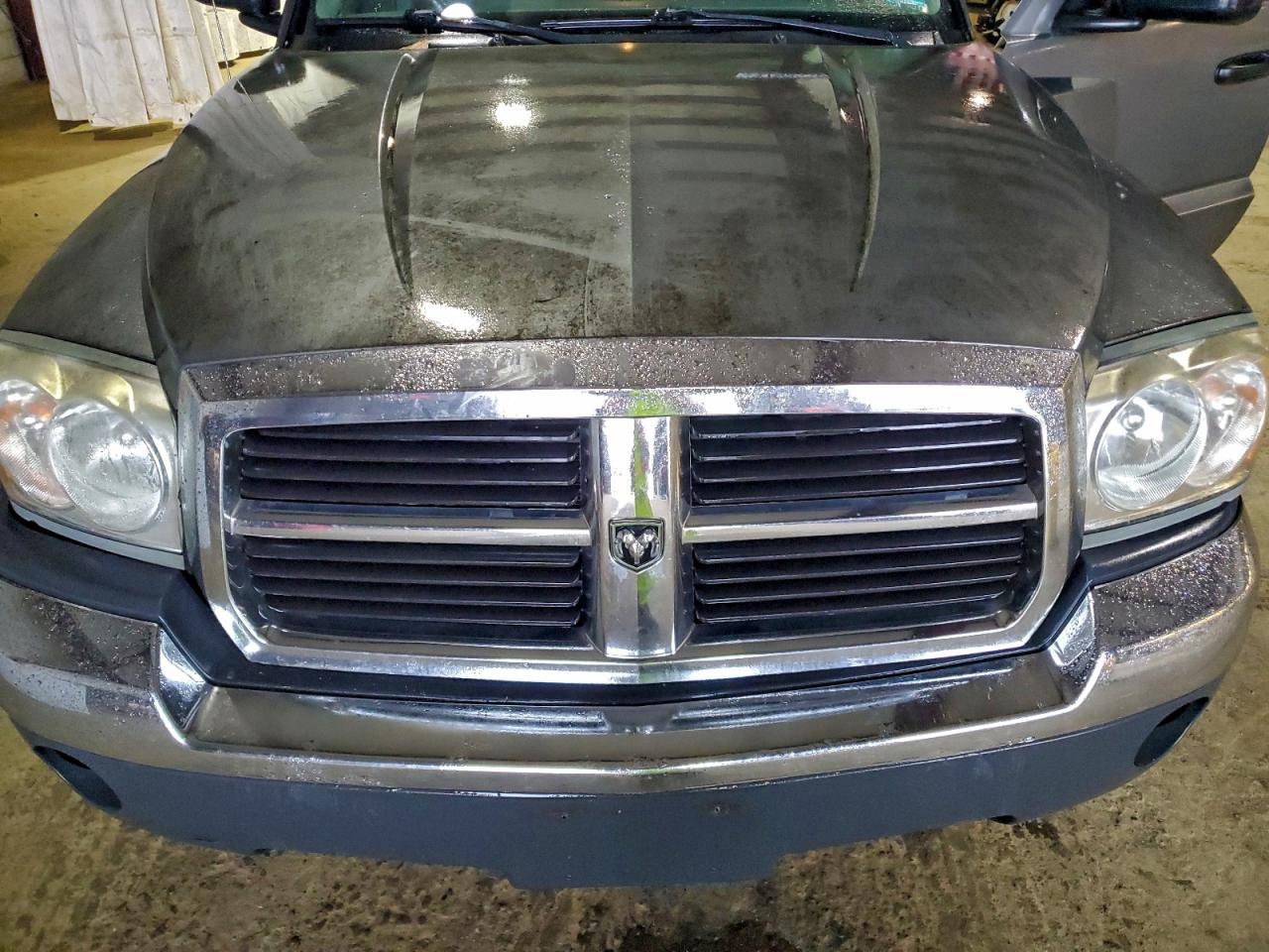 2005 DODGE DAKOTA QUAD SLT photo 11