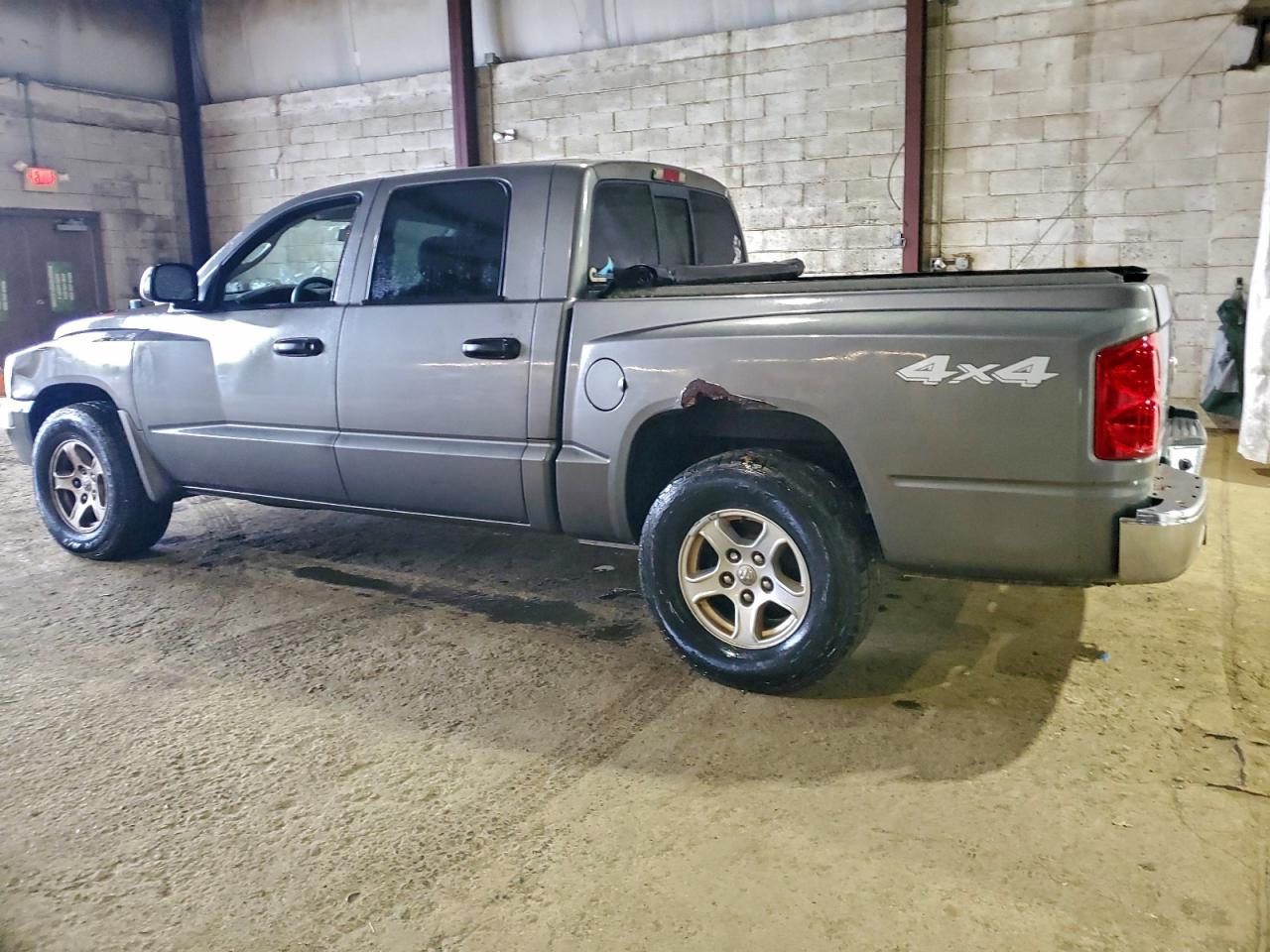 2005 DODGE DAKOTA QUAD SLT photo 2