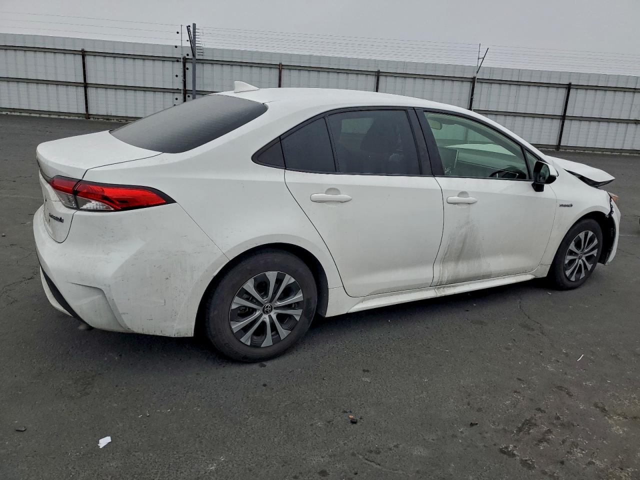 2021 TOYOTA COROLLA LE photo 3