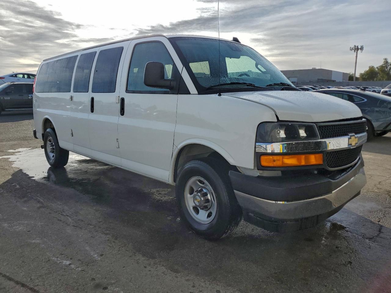 2024 CHEVROLET EXPRESS G3500 LT photo 4