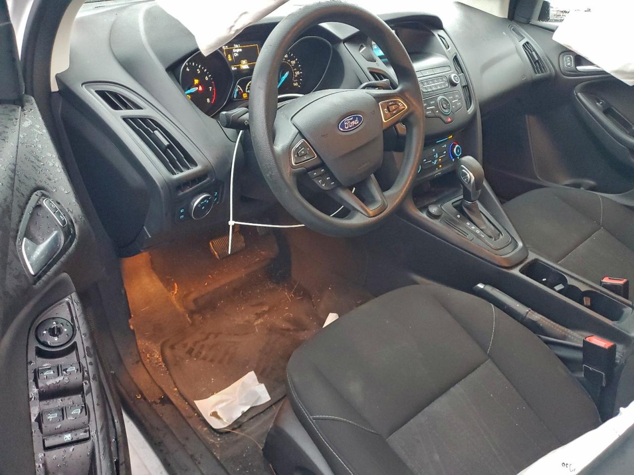 2018 FORD FOCUS SE photo 8