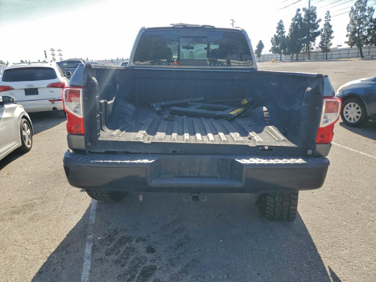 2018 NISSAN TITAN XD S photo 6