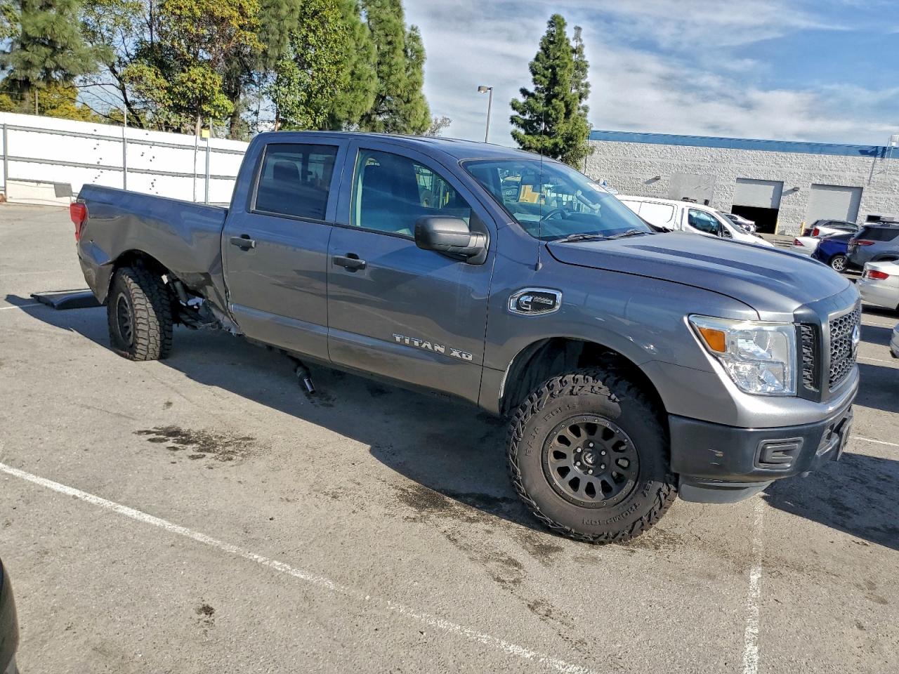 2018 NISSAN TITAN XD S photo 4
