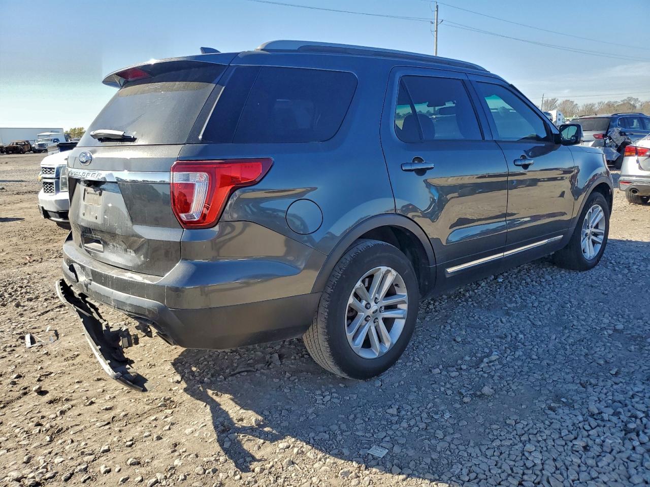 2017 FORD EXPLORER XLT photo 3