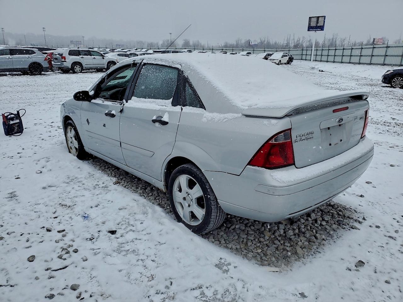 2005 FORD FOCUS ZX4 photo 2