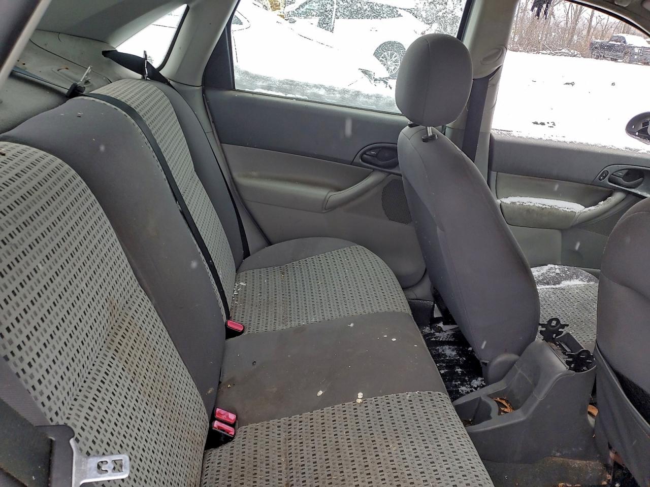2005 FORD FOCUS ZX4 photo 10