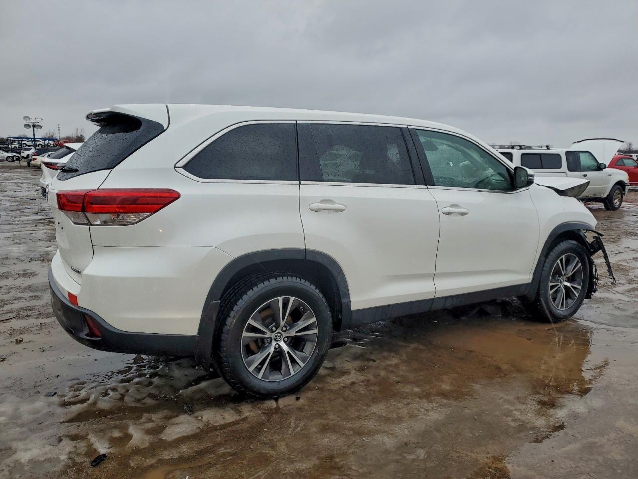 2019 TOYOTA HIGHLANDER LE photo 3