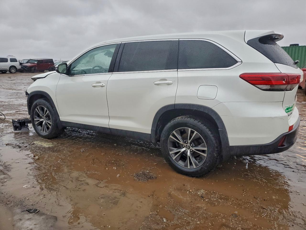 2019 TOYOTA HIGHLANDER LE photo 2