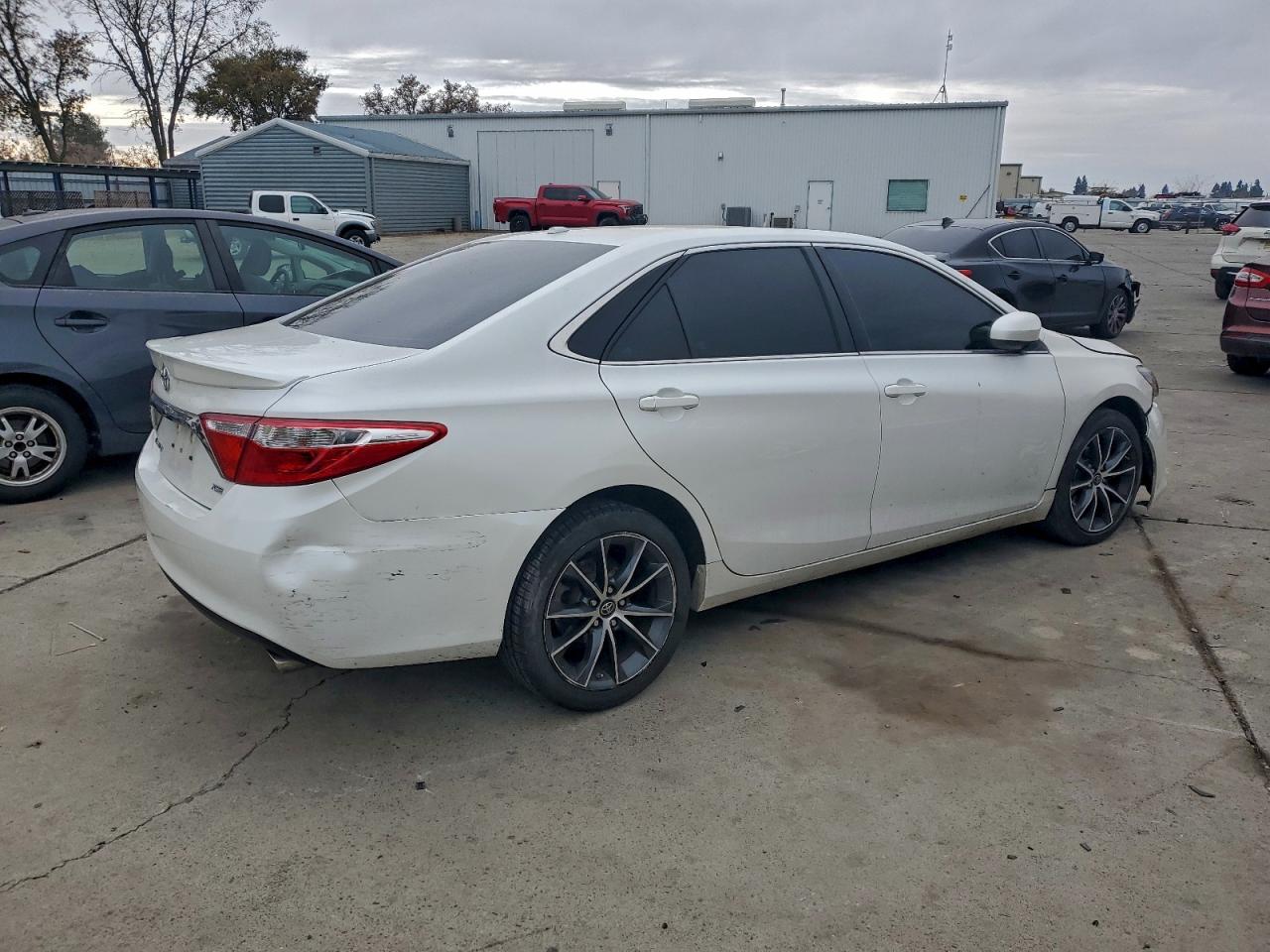 2016 TOYOTA CAMRY XSE photo 3