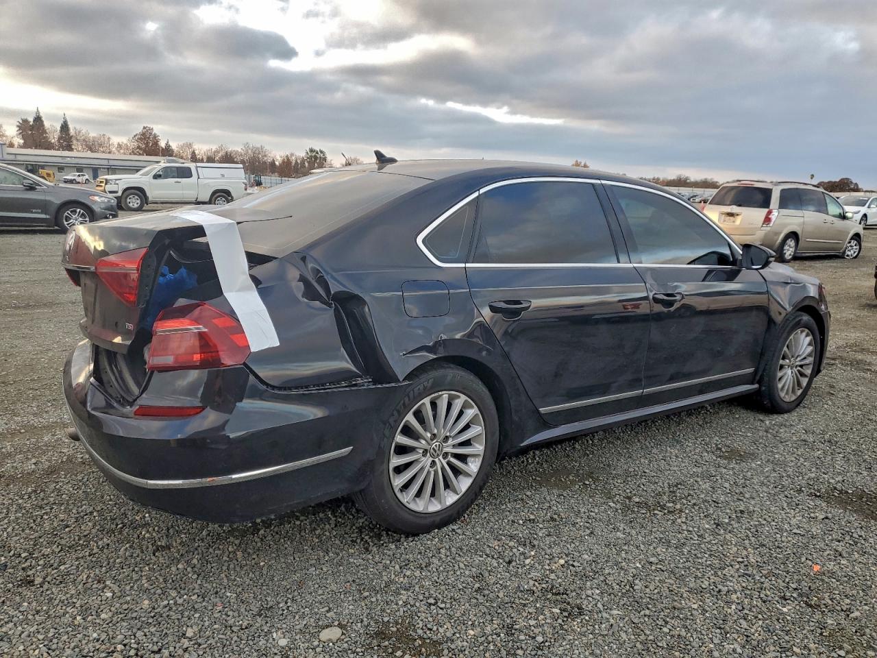2017 VOLKSWAGEN PASSAT SE photo 3