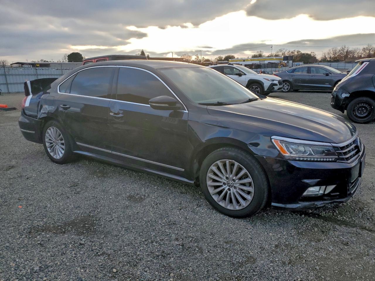 2017 VOLKSWAGEN PASSAT SE photo 4
