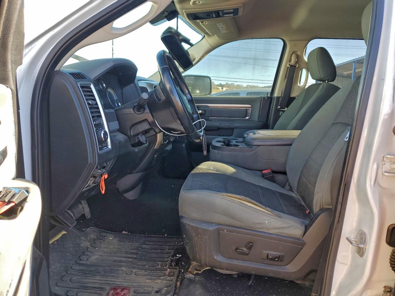 2015 RAM 1500 SLT photo 7