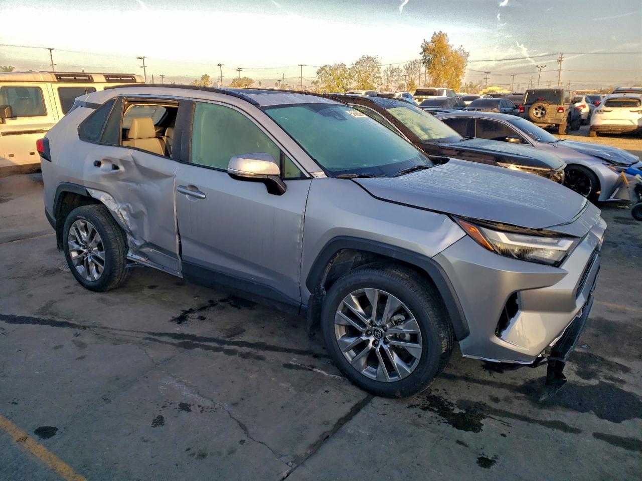 2024 TOYOTA RAV4 XLE PREMIUM photo 4