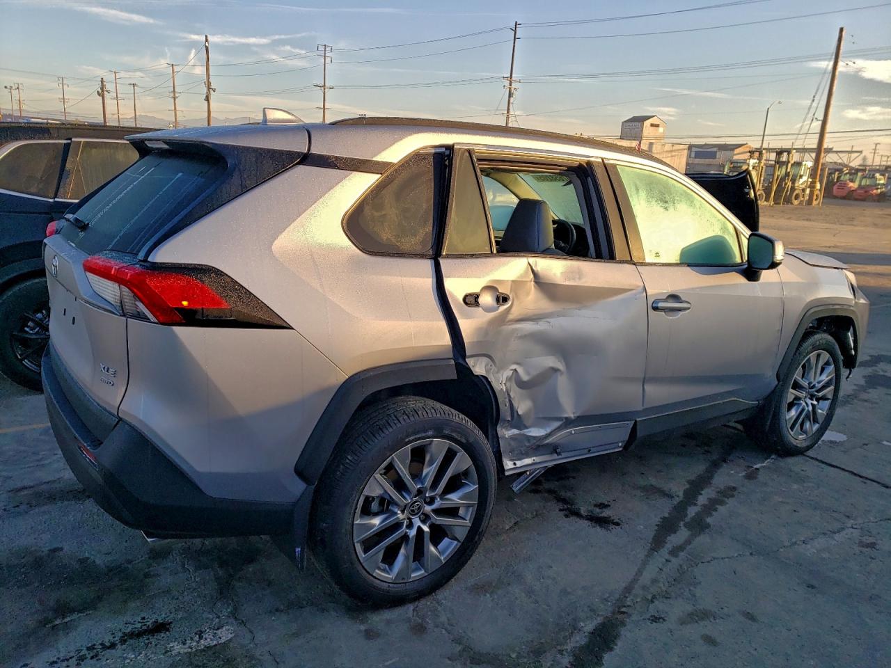 2024 TOYOTA RAV4 XLE PREMIUM photo 3