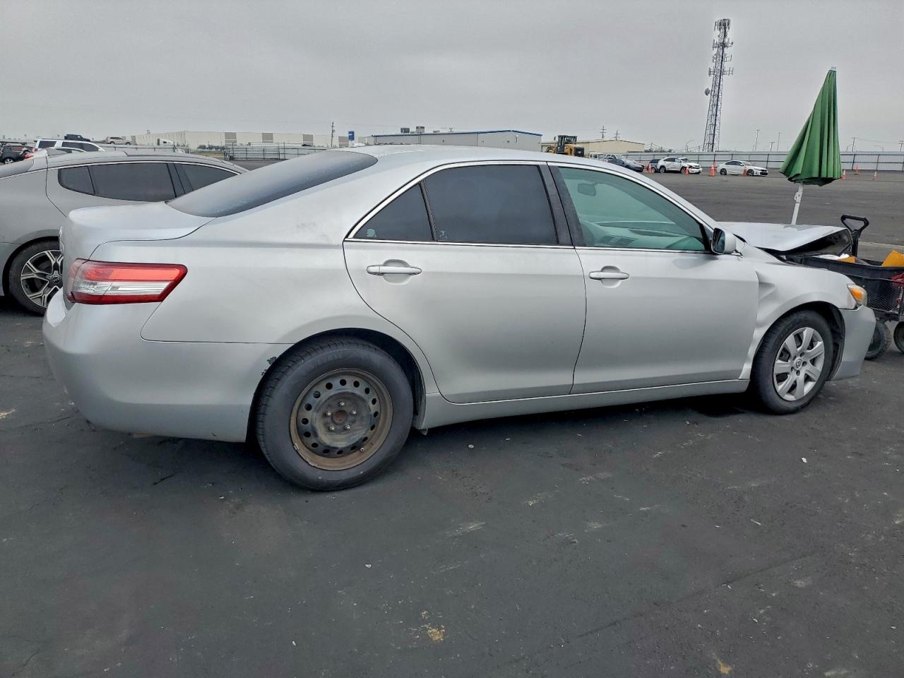 2011 TOYOTA CAMRY BASE photo 3