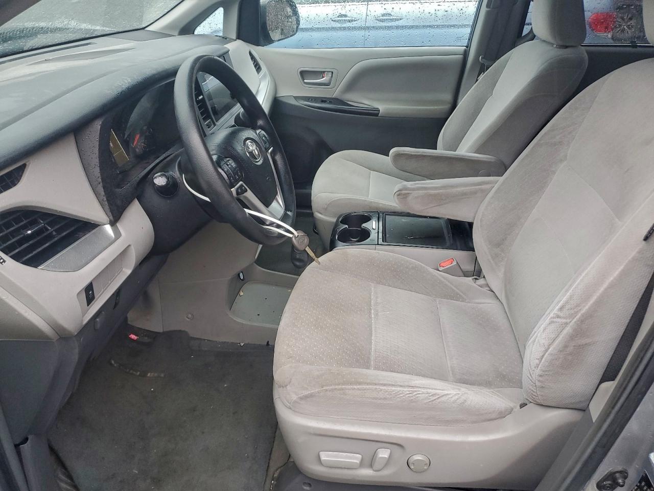 2016 TOYOTA SIENNA LE photo 13