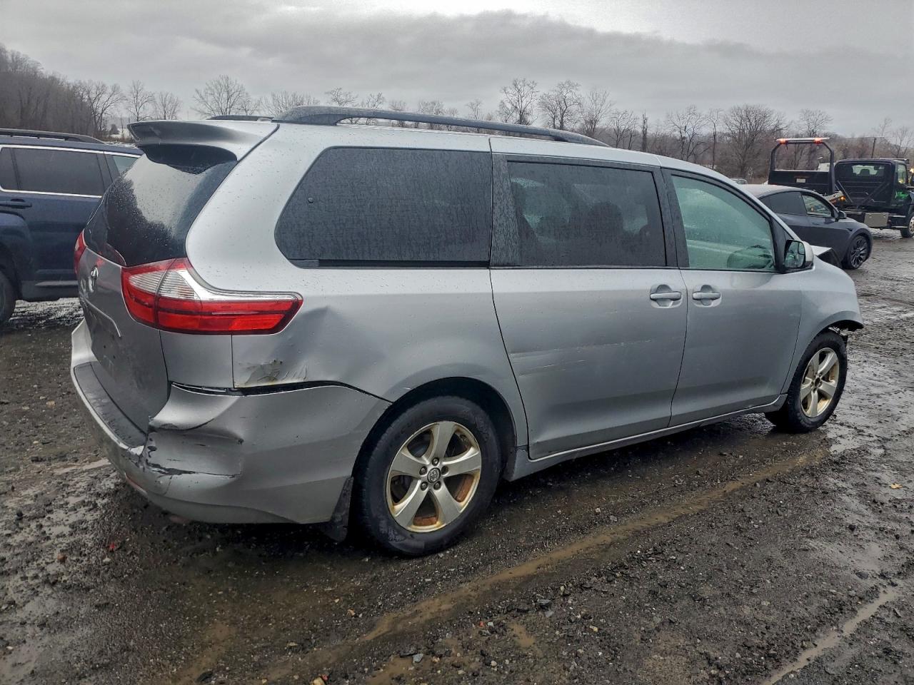 2016 TOYOTA SIENNA LE photo 5