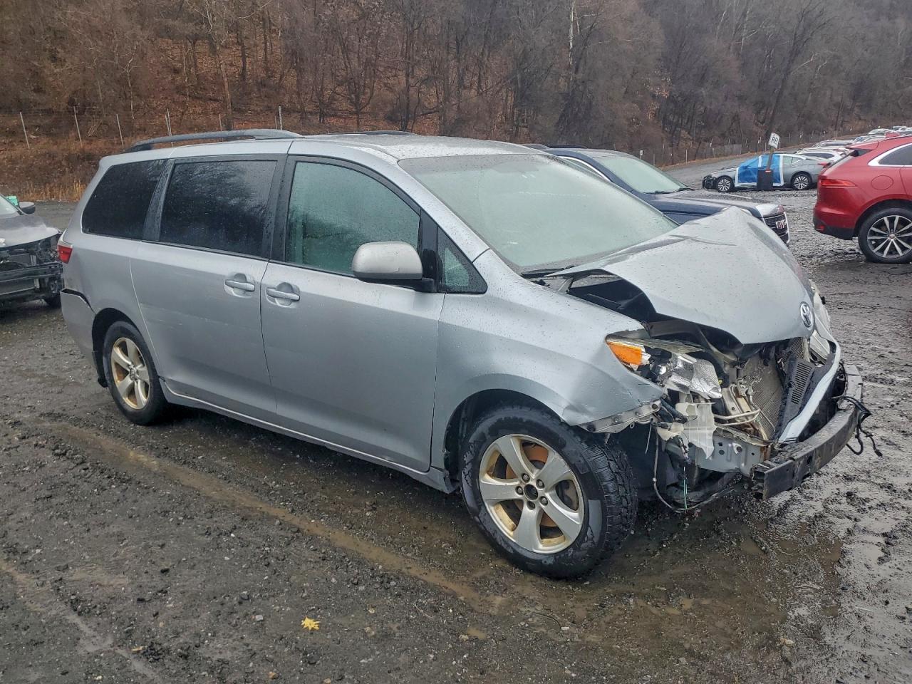 2016 TOYOTA SIENNA LE photo 7