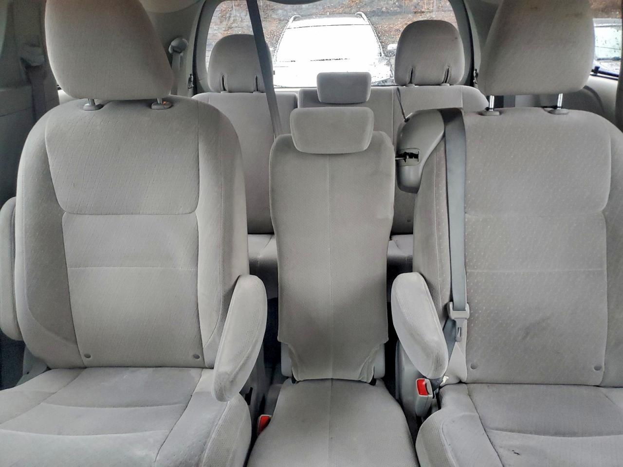 2016 TOYOTA SIENNA LE photo 21