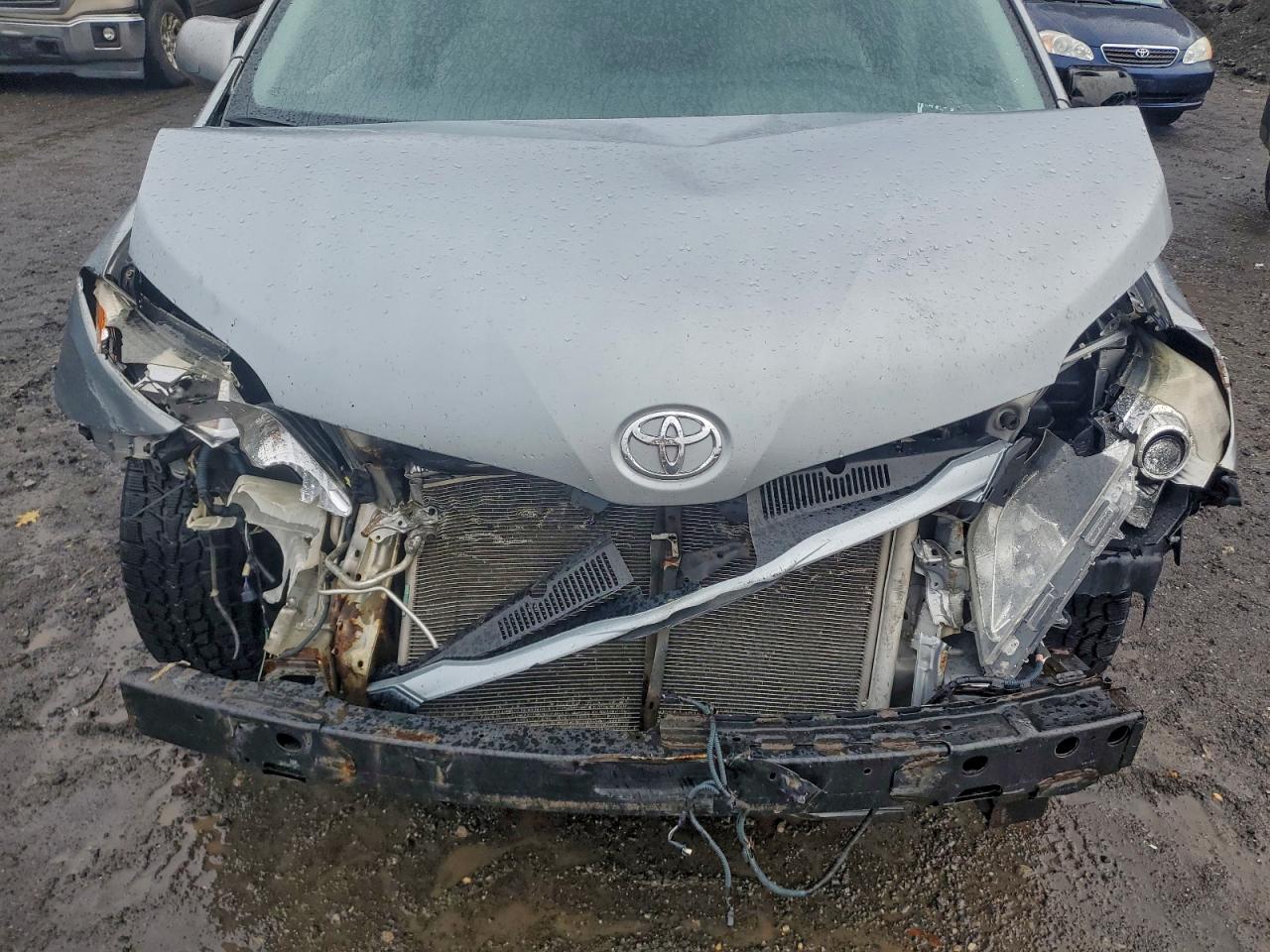 2016 TOYOTA SIENNA LE photo 23