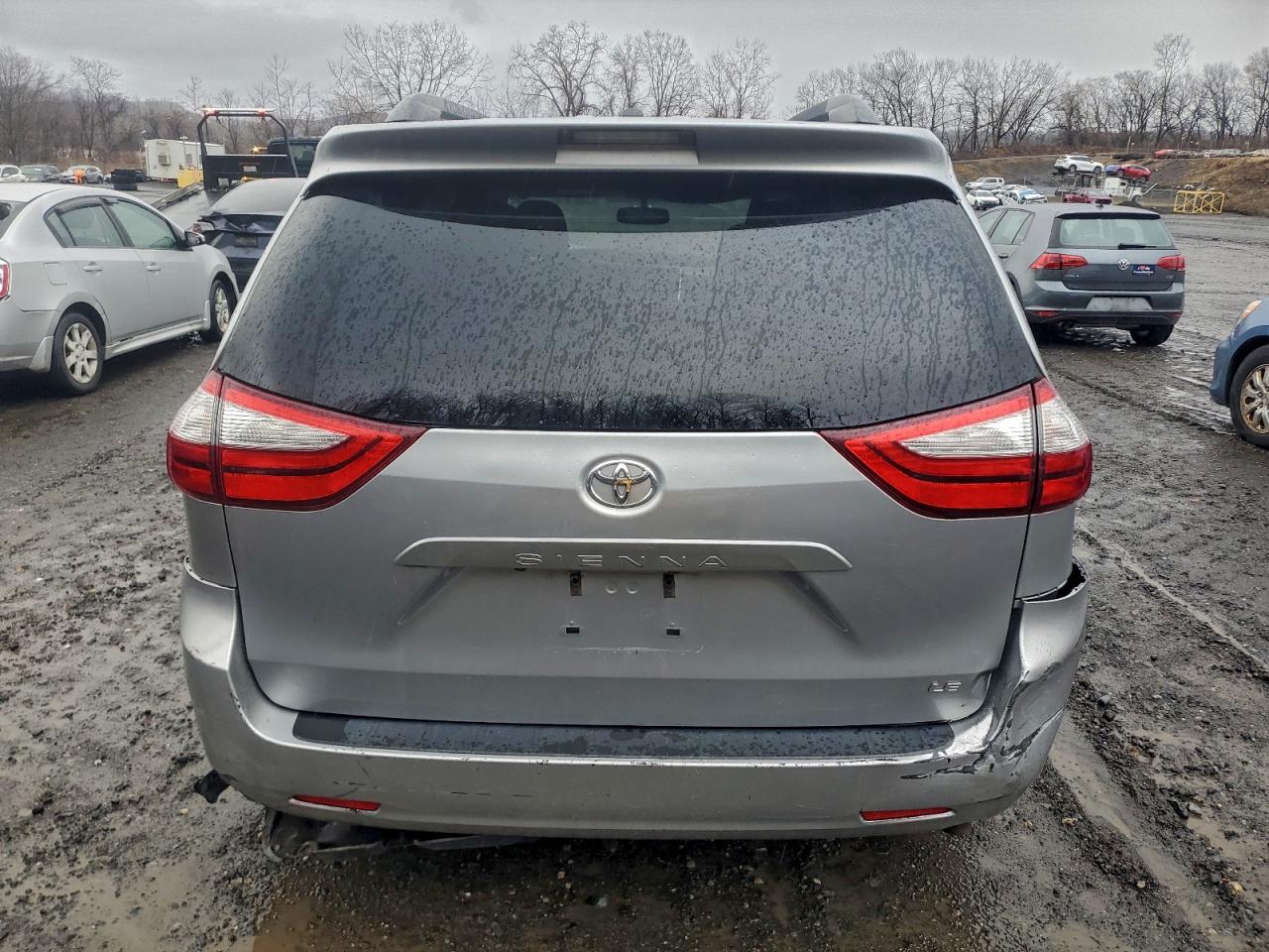 2016 TOYOTA SIENNA LE photo 11