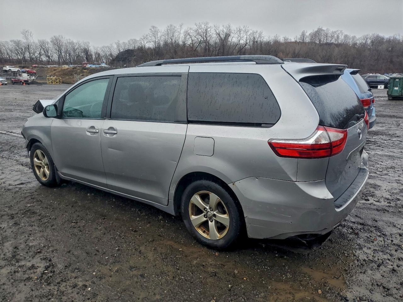 2016 TOYOTA SIENNA LE photo 3