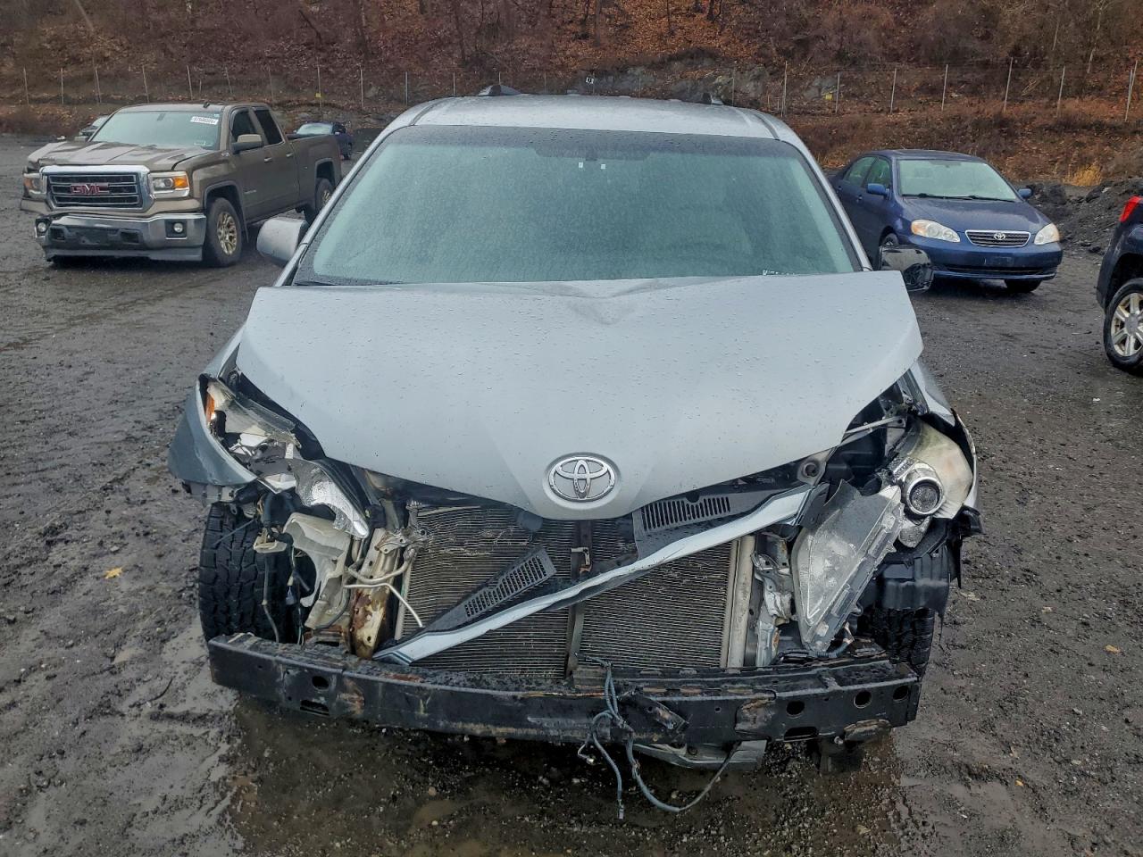 2016 TOYOTA SIENNA LE photo 9
