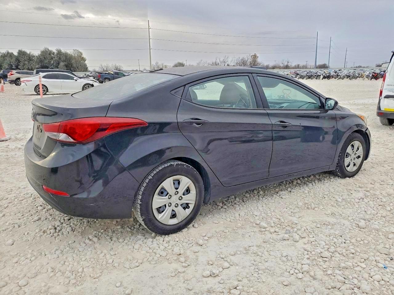 2016 HYUNDAI ELANTRA SE photo 5