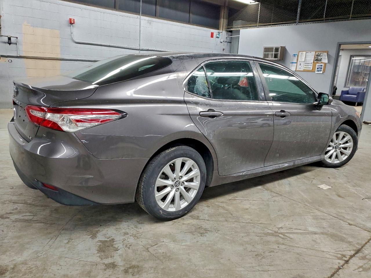 2018 TOYOTA CAMRY L photo 3