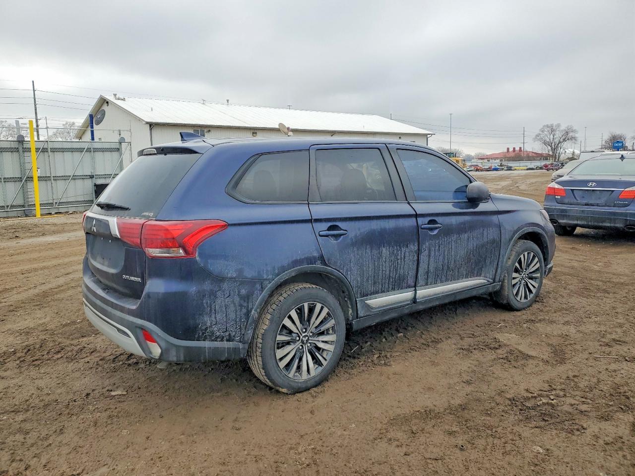 2019 MITSUBISHI OUTLANDER SE photo 3