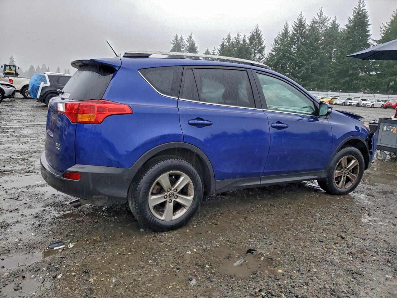 2015 TOYOTA RAV4 XLE photo 3