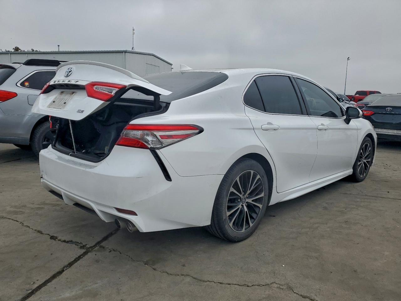 2019 TOYOTA CAMRY L photo 3
