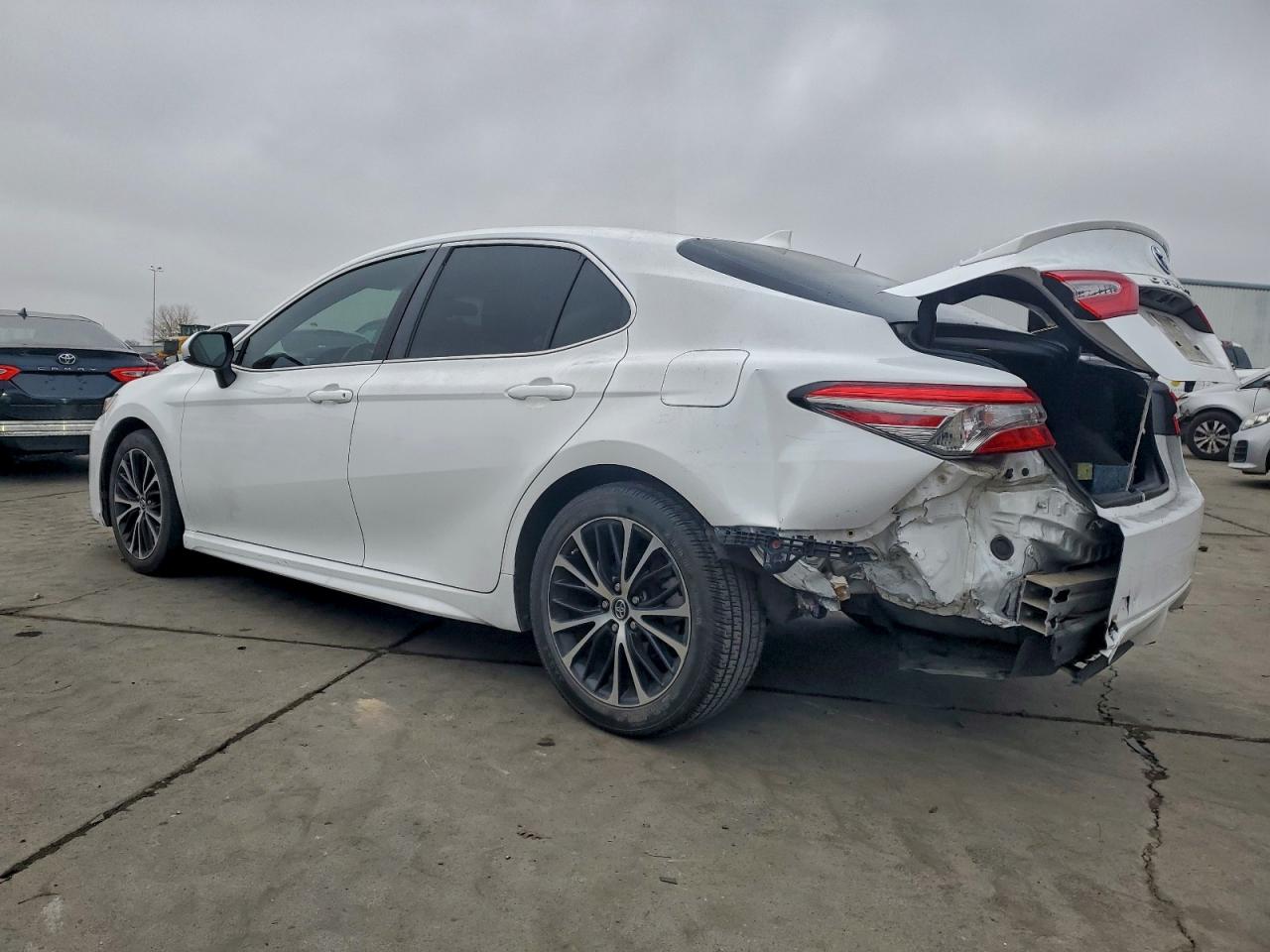 2019 TOYOTA CAMRY L photo 2