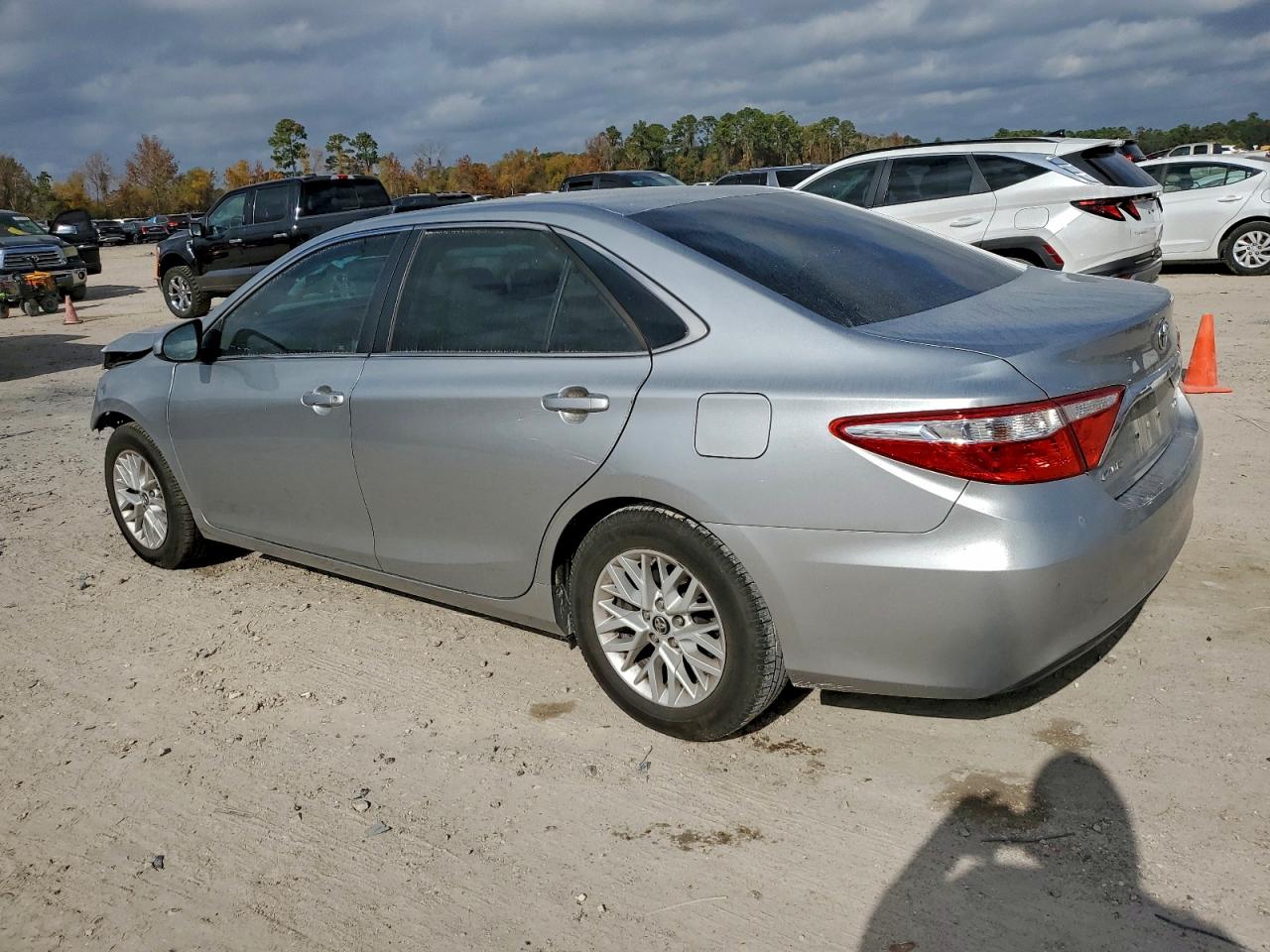 2016 TOYOTA CAMRY LE photo 2