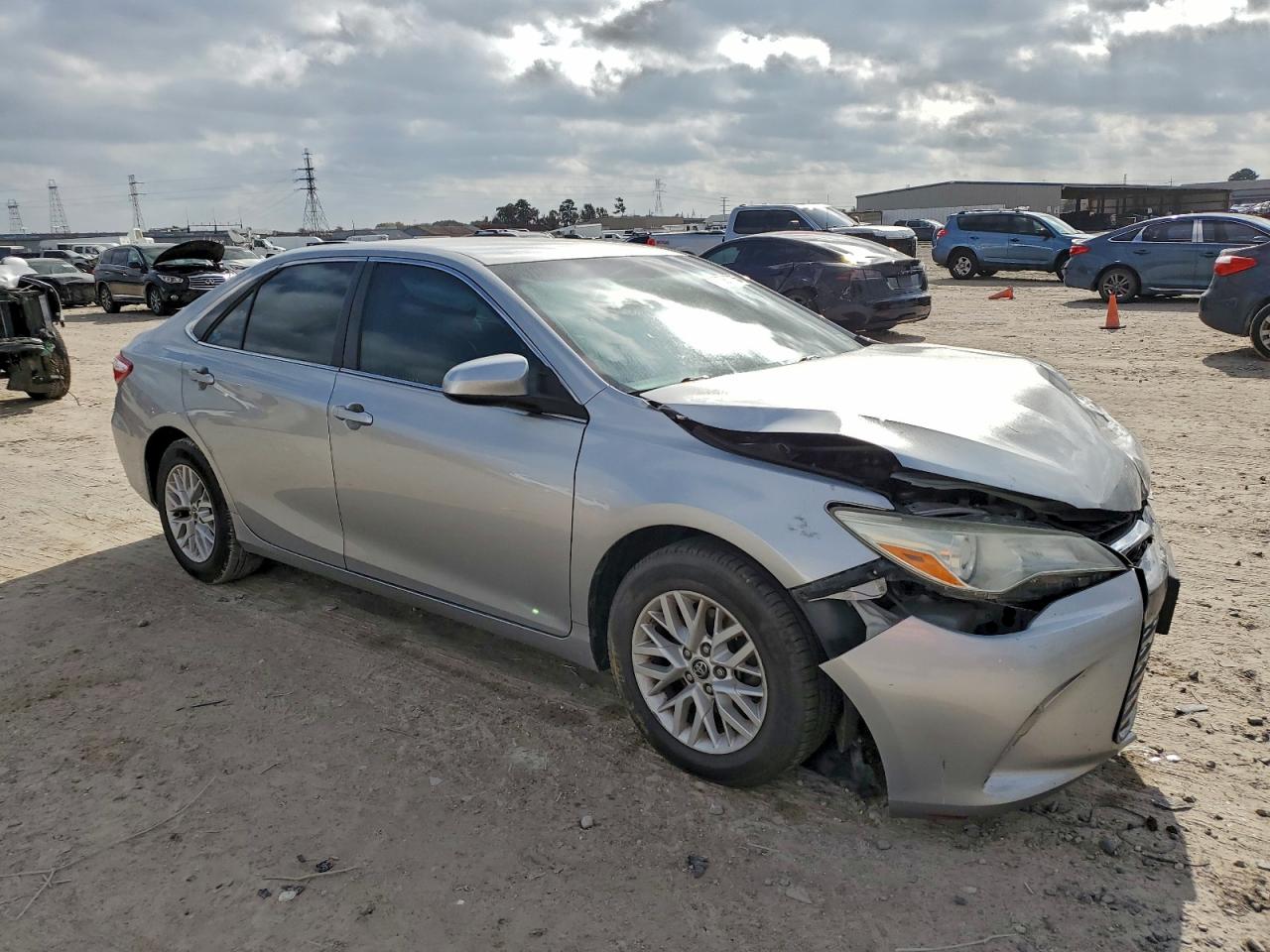 2016 TOYOTA CAMRY LE photo 4