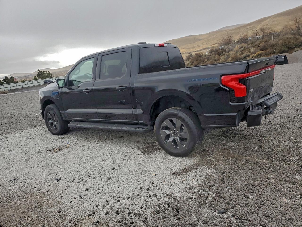 2025 FORD F150 LIGHTNING LARIAT photo 2