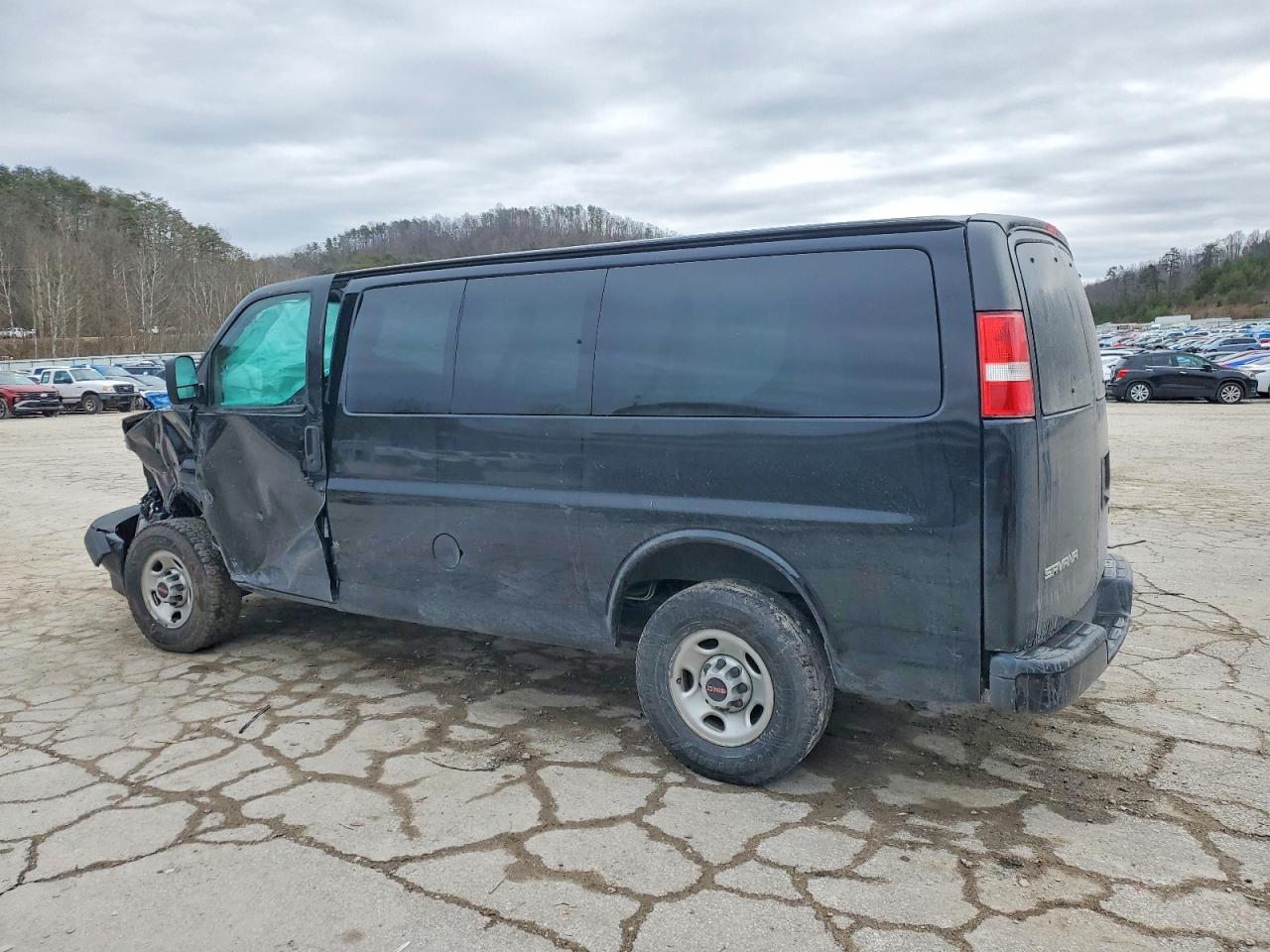 2022 GMC SAVANA G2500 LS photo 3