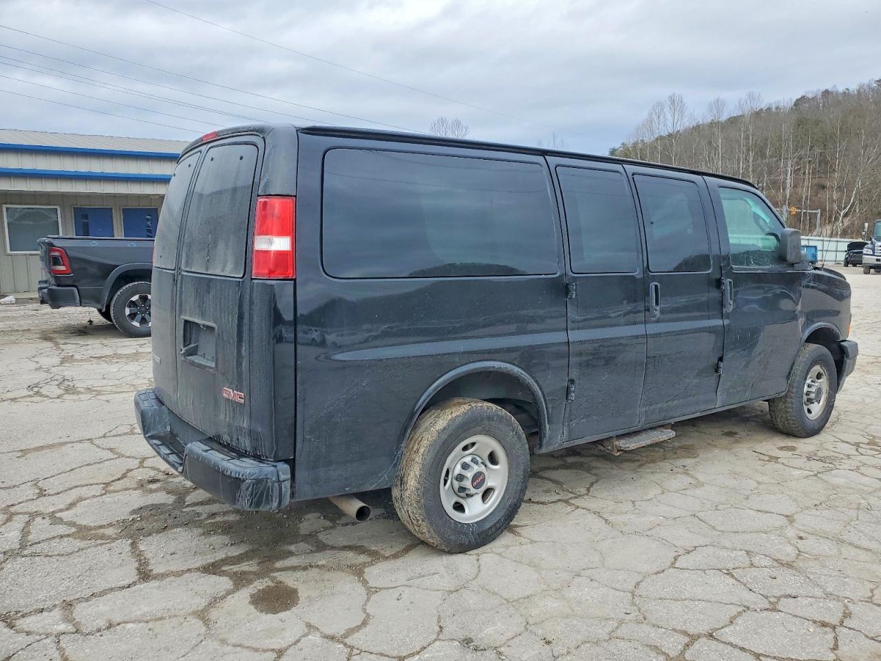 2022 GMC SAVANA G2500 LS photo 5