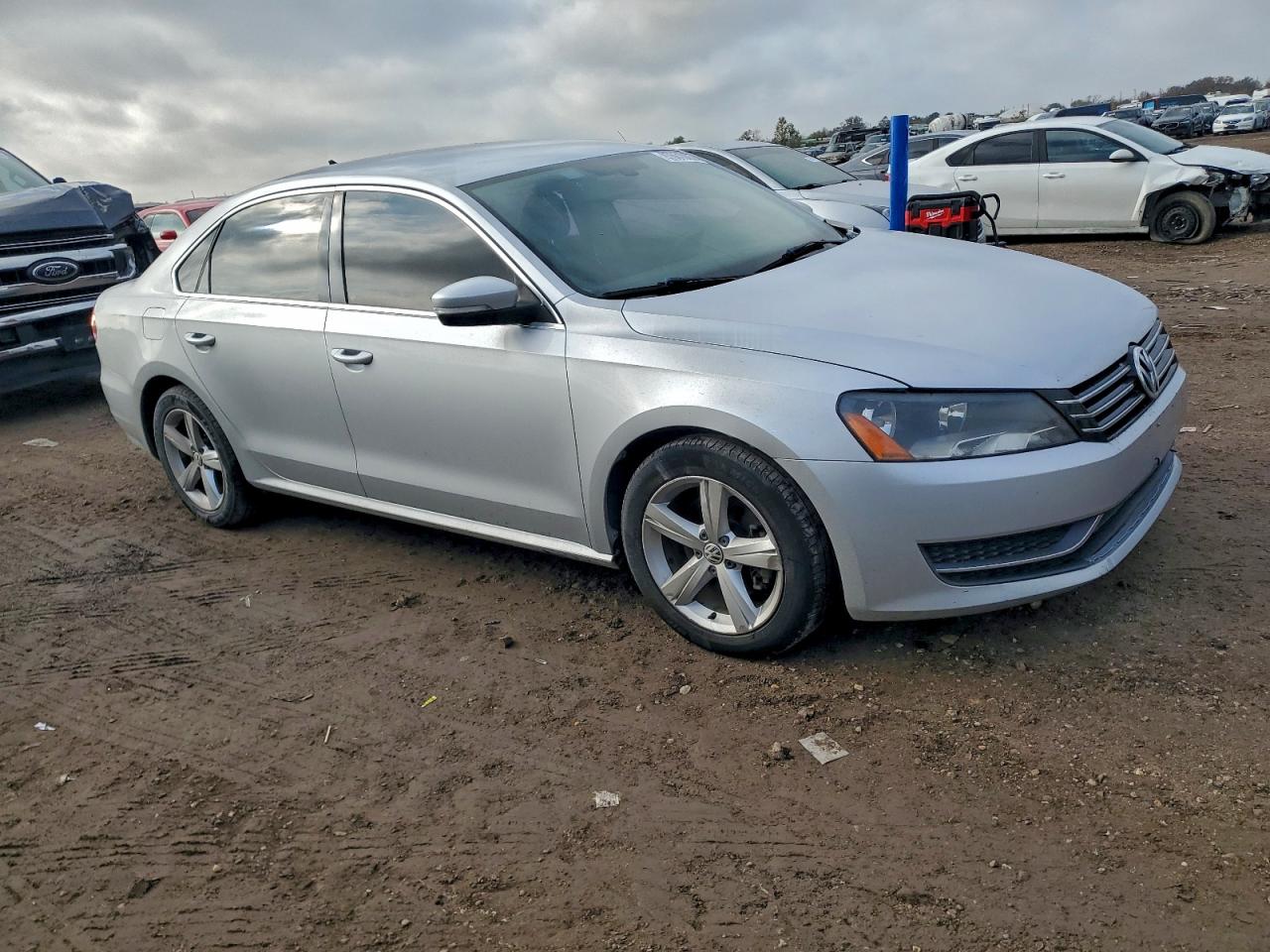 2012 VOLKSWAGEN PASSAT SE photo 4