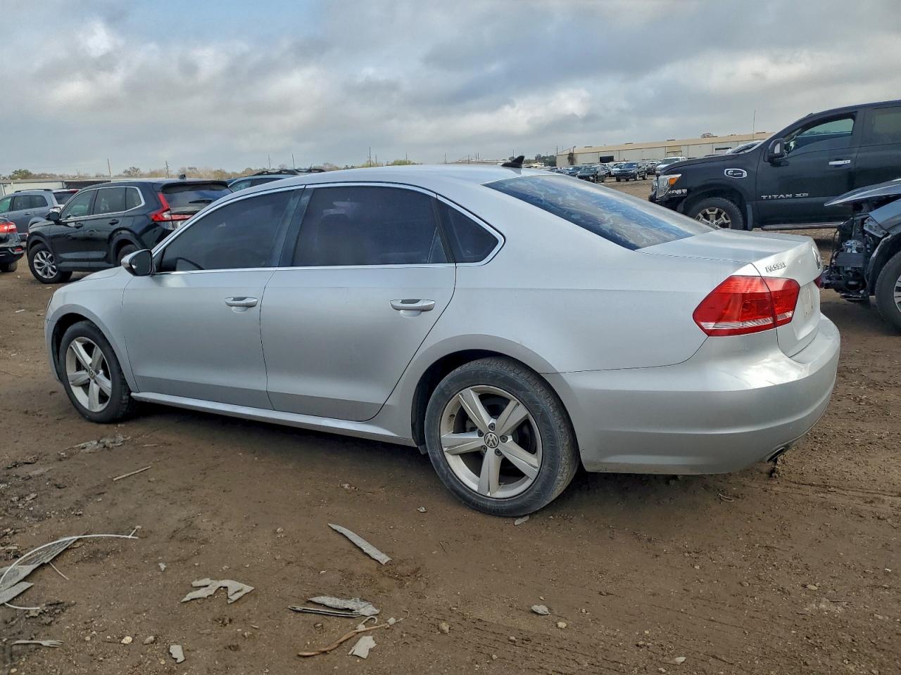 2012 VOLKSWAGEN PASSAT SE photo 2